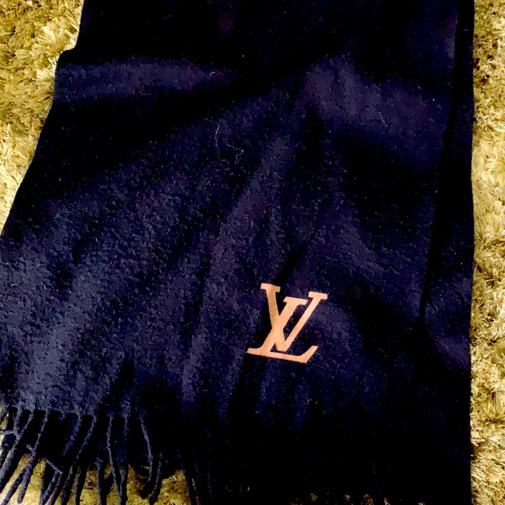 LV scarf